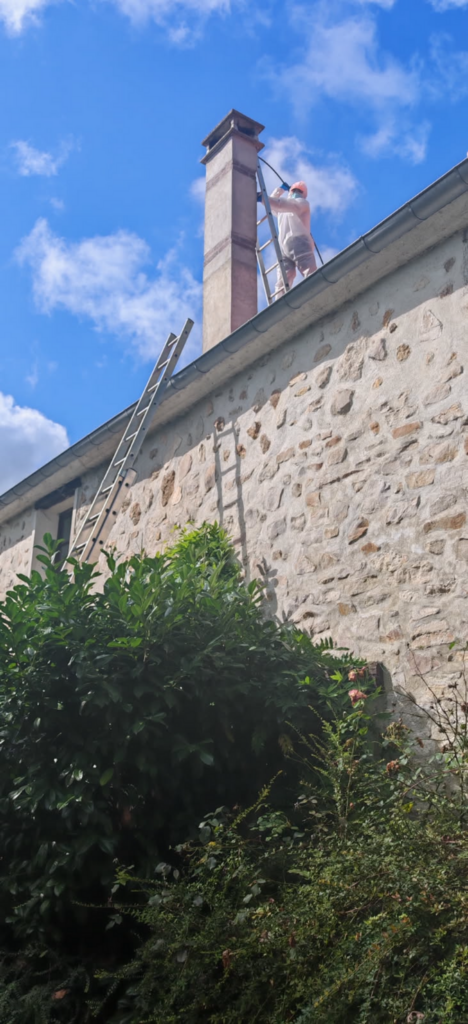 Couvreur à Othis - Ramonage de cheminée par le haut - VITO Le Compagnon Parisien