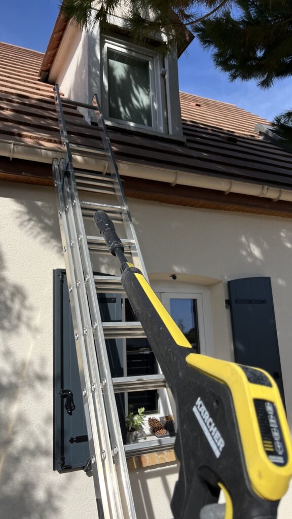Couvreur à Othis - Nettoyage de toiture - VITO Le Compagnon Parisien