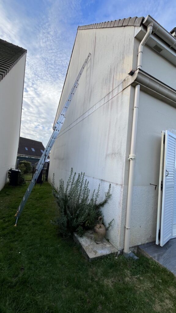 Couvreur à Othis - Nettoyage complet des façades et pignon - VITO Le Compagnon Parisien