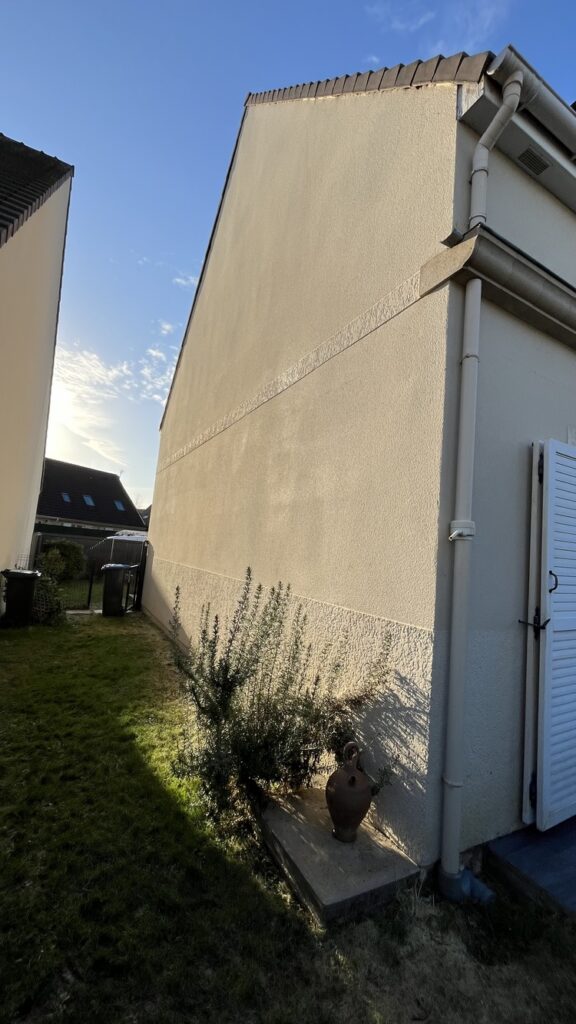 Couvreur à Othis - Nettoyage complet des façades et pignon - VITO Le Compagnon Parisien