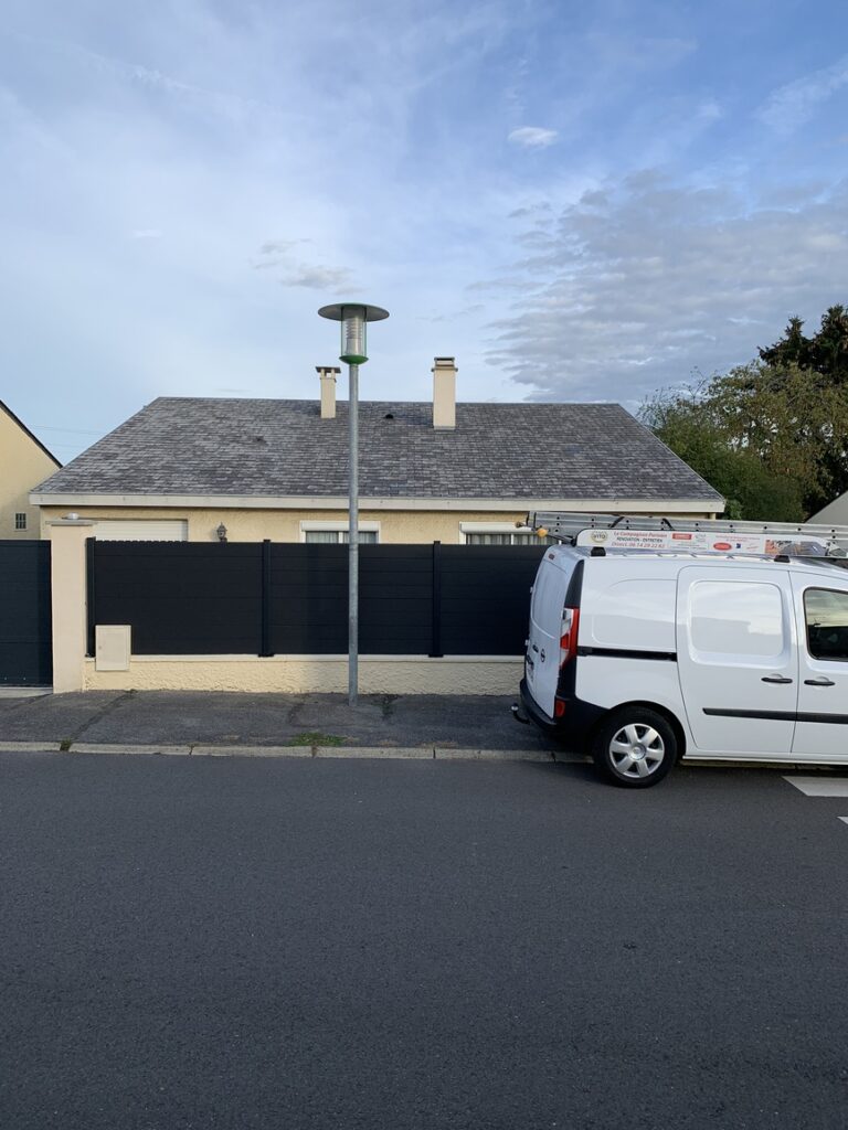 Enlèvement des mousses manuellement suivi d’un traitement de toiture - Champigny-sur-Marne - VITO Le Compagnon Parisien