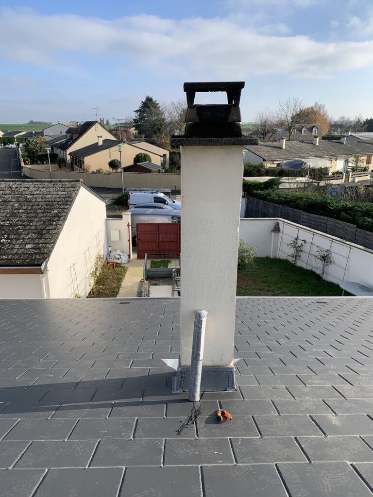 Enlèvement des mousses manuellement suivi d’un traitement de toiture - Champigny-sur-Marne - VITO Le Compagnon Parisien