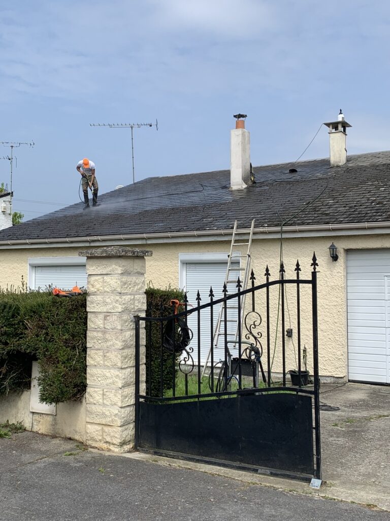 Traitement peinture de toiture à Othis - VITO Le Compagnon Parisien